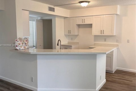 Condominio en alquiler en Sunrise, Florida, 1 dormitorio, 70.05 m2 № 1986740 - foto 3