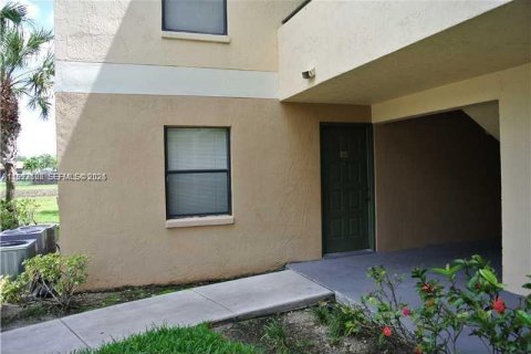 Condominio en alquiler en Sunrise, Florida, 1 dormitorio, 70.05 m2 № 1986740 - foto 2