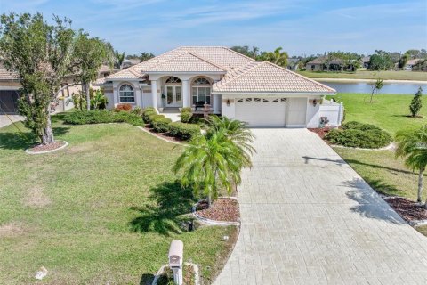 House in Punta Gorda, Florida 3 bedrooms, 207.36 sq.m. № 1563001 - photo 2