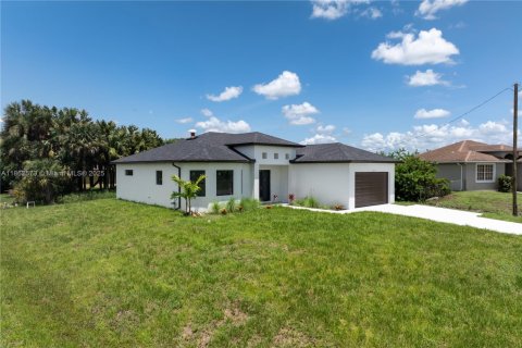 House in Lehigh Acres, Florida 4 bedrooms № 1890714 - photo 2