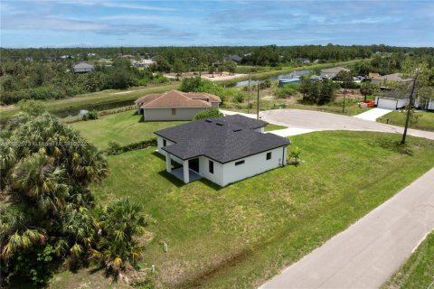 House in Lehigh Acres, Florida 4 bedrooms № 1890714 - photo 3