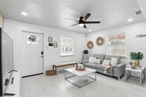 House in New Smyrna Beach, Florida 2 bedrooms, 81.94 sq.m. № 1631095 - photo 10
