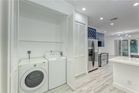 Townhouse in Fort Lauderdale, Florida 3 bedrooms, 171.31 sq.m. № 2400507 - photo 12