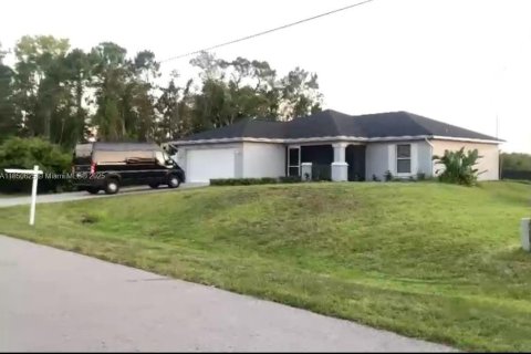 House in Lehigh Acres, Florida 4 bedrooms № 1882572 - photo 1
