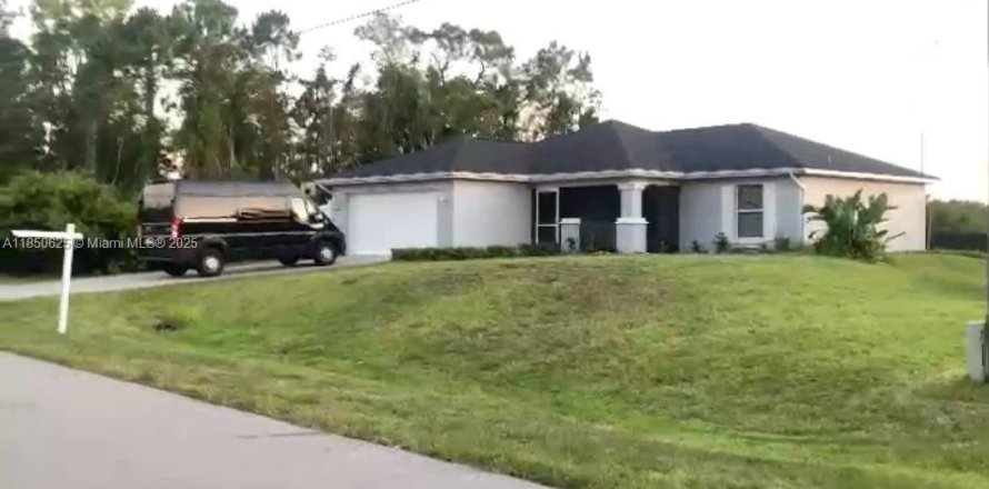 House in Lehigh Acres, Florida 4 bedrooms № 1882572