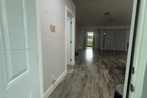 House in Lehigh Acres, Florida 4 bedrooms № 1882572 - photo 5