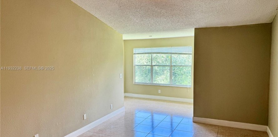 Кондоминиум с 2 спальнями в Санрайз, Флорида № 1990810