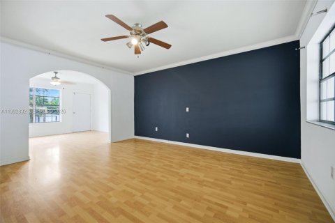 Купить виллу или дом в Уэст -Майами, Флорида 2 спальни, 123.19м2, № 2062903 - фото 13