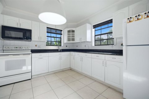 Купить виллу или дом в Уэст -Майами, Флорида 2 спальни, 123.19м2, № 2062903 - фото 26
