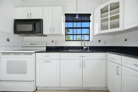 Купить виллу или дом в Уэст -Майами, Флорида 2 спальни, 123.19м2, № 2062903 - фото 27