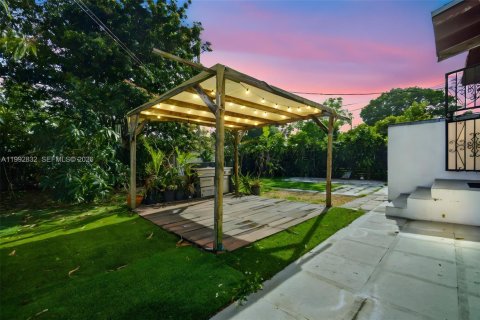 Купить виллу или дом в Уэст -Майами, Флорида 2 спальни, 123.19м2, № 2062903 - фото 2