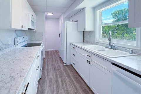House in Tampa, Florida 4 bedrooms, 142.51 sq.m. № 2094722 - photo 7