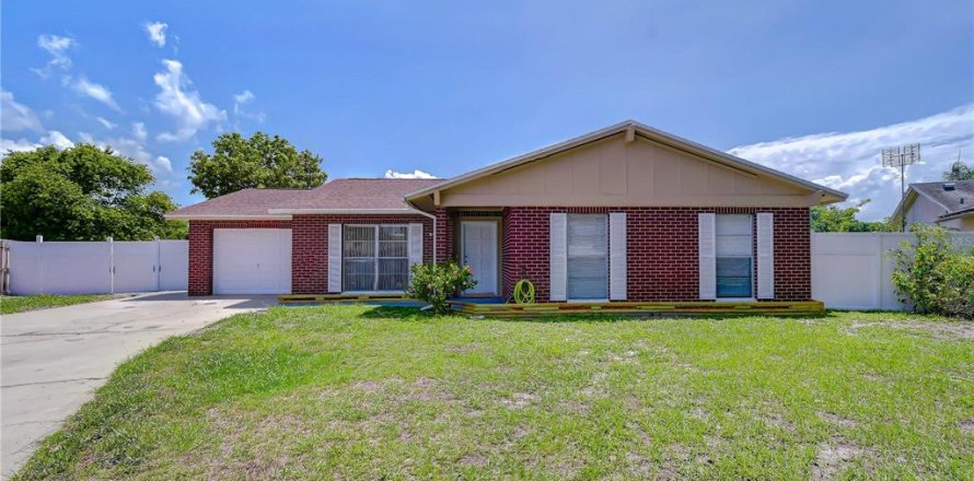 House in Tampa, Florida 4 bedrooms, 142.51 sq.m. № 2094722