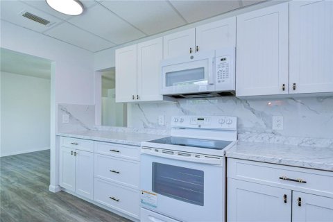 House in Tampa, Florida 4 bedrooms, 142.51 sq.m. № 2094722 - photo 8
