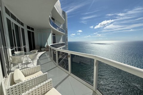 Copropriété à louer à Sunny Isles Beach, Floride: 2 chambres, 193.61 m2 № 1936898 - photo 1