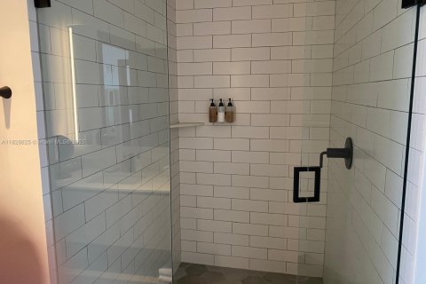 Condo in Miami, Florida, 1 bedroom  № 2038107 - photo 9