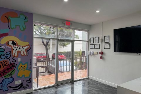 Купить коммерческую недвижимость в Дорал, Флорида № 2054189 - фото 1