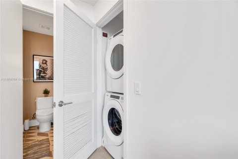 Condo in Miami, Florida, 1 bedroom  № 1888969 - photo 27