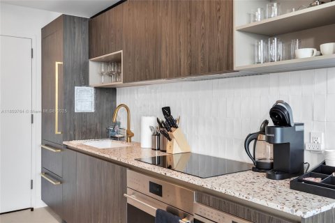 Condo in Miami, Florida, 1 bedroom  № 1888969 - photo 5