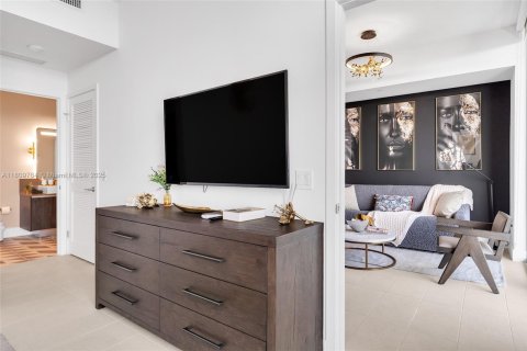 Condo in Miami, Florida, 1 bedroom  № 1888969 - photo 24