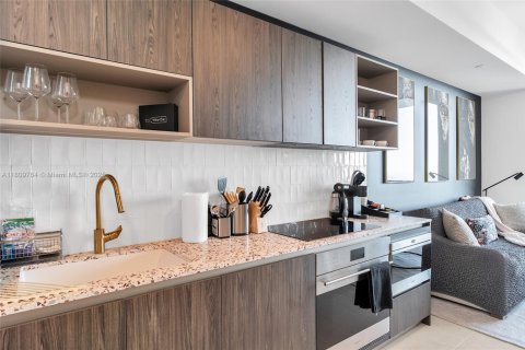 Condo in Miami, Florida, 1 bedroom  № 1888969 - photo 3