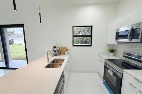 Купить виллу или дом в Кейп-Корал, Флорида 4 комнаты, 161.37м2, № 2356237 - фото 13