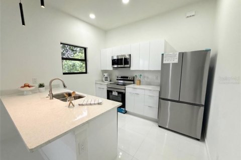 Купить виллу или дом в Кейп-Корал, Флорида 4 комнаты, 161.37м2, № 2356237 - фото 16