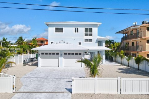 House in Key Largo, Florida 4 bedrooms, 280.94 sq.m. № 2048511