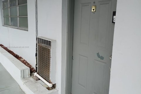 Condo in North Miami, Florida, 2 bedrooms  № 1745715 - photo 12