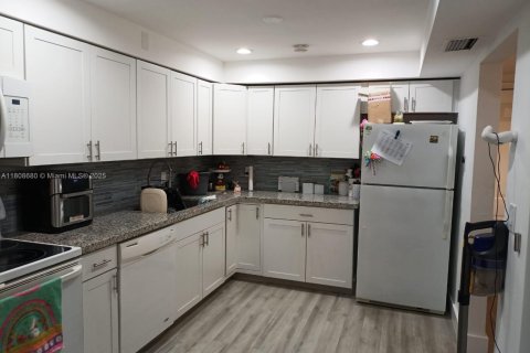 Condo in North Miami, Florida, 2 bedrooms  № 1745715 - photo 4