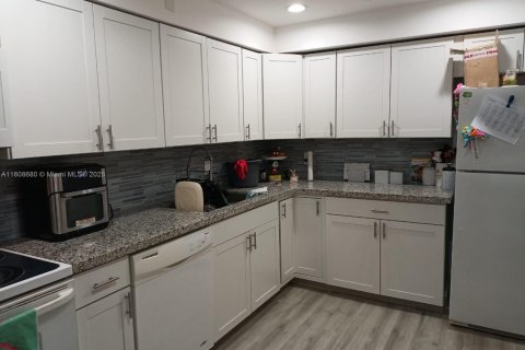 Condo in North Miami, Florida, 2 bedrooms  № 1745715 - photo 3
