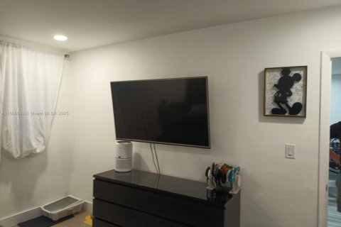 Condo in North Miami, Florida, 2 bedrooms  № 1745715 - photo 7