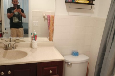 Condo in North Miami, Florida, 2 bedrooms  № 1745715 - photo 9