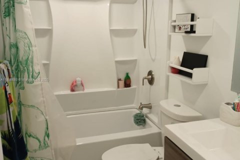 Condo in North Miami, Florida, 2 bedrooms  № 1745715 - photo 8
