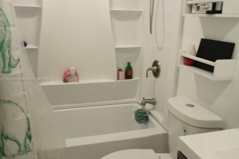 Condo in North Miami, Florida, 2 bedrooms  № 1745715 - photo 10