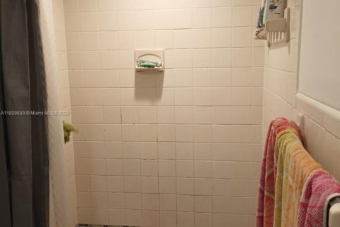 Condo in North Miami, Florida, 2 bedrooms  № 1745715 - photo 11