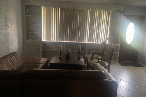 House in Hollywood, Florida 3 bedrooms, 128.58 sq.m. № 2252849 - photo 8