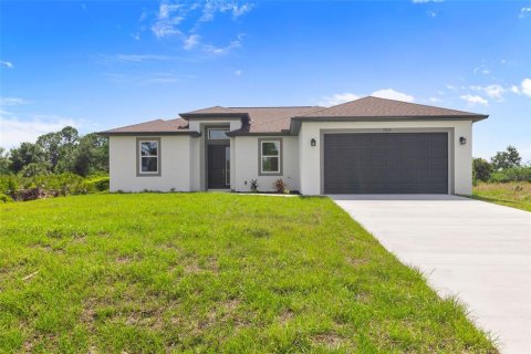 House in Port Charlotte, Florida 3 bedrooms, 161.65 sq.m. № 2155879