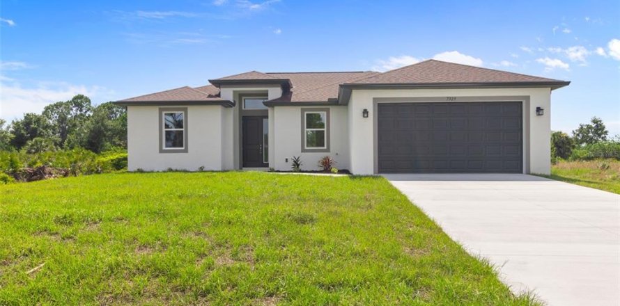 House in Port Charlotte, Florida 3 bedrooms, 161.65 sq.m. № 2155879