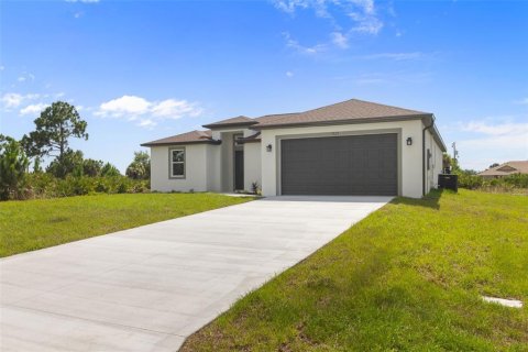 House in Port Charlotte, Florida 3 bedrooms, 161.65 sq.m. № 2155879 - photo 3