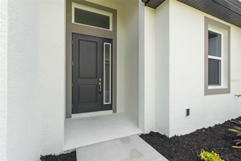 House in Port Charlotte, Florida 3 bedrooms, 161.65 sq.m. № 2155879 - photo 5