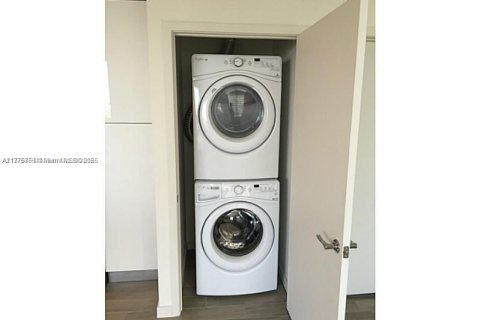 Condo in Miami, Florida, 1 bedroom  № 1868269 - photo 6