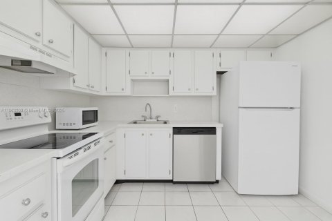 Condo in Miami, Florida, 1 bedroom  № 1891676 - photo 2