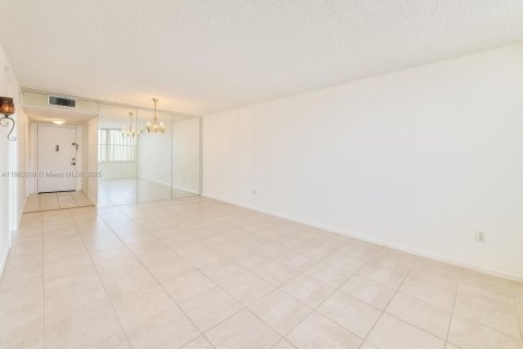 Condo in Miami, Florida, 1 bedroom  № 1891676 - photo 4