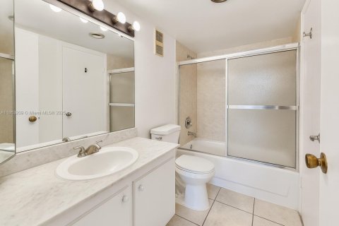 Condo in Miami, Florida, 1 bedroom  № 1891676 - photo 5
