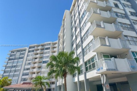 Condo in Miami, Florida, 1 bedroom  № 1891676 - photo 9