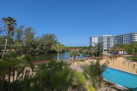 Condo in Miami, Florida, 1 bedroom  № 1891676 - photo 1