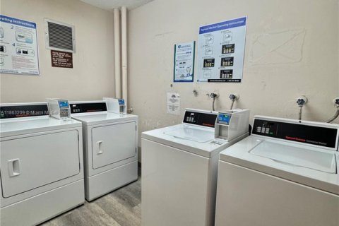 Condo in Miami, Florida, 1 bedroom  № 1891676 - photo 8