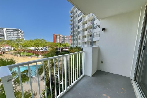 Condo in Miami, Florida, 1 bedroom  № 1891676 - photo 7