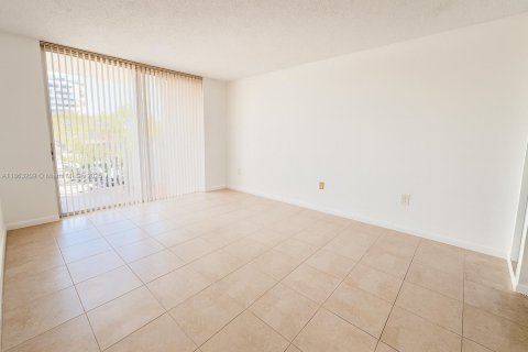 Condo in Miami, Florida, 1 bedroom  № 1891676 - photo 6